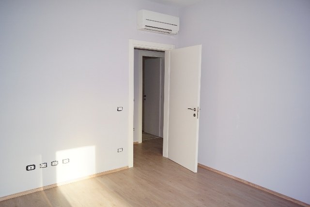 Tirane, jepet me qera zyre Kati 6, 115 m² 800 Euro (Zogu Zi)
