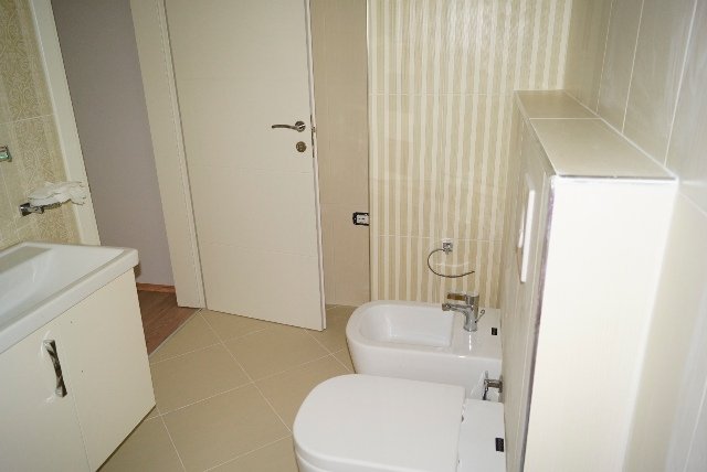 Tirane, jepet me qera zyre Kati 6, 115 m² 800 Euro (Zogu Zi)