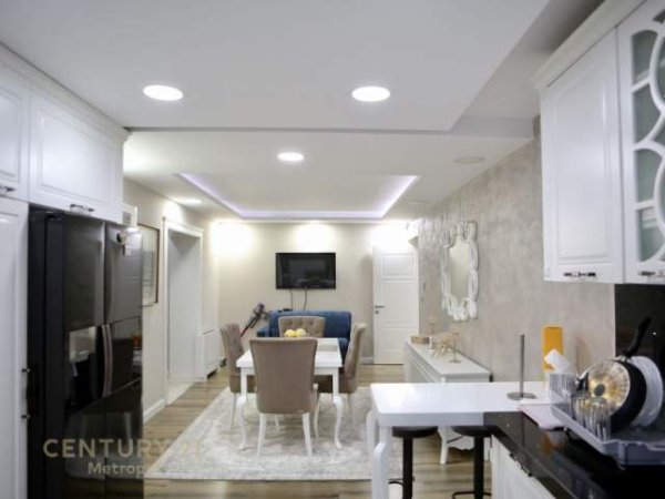 Tirane, jepet me qera apartament 1.000 Euro