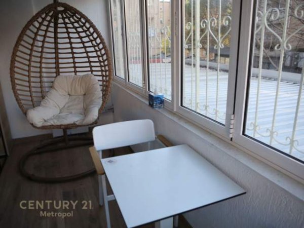 Tirane, jepet me qera apartament 1.000 Euro
