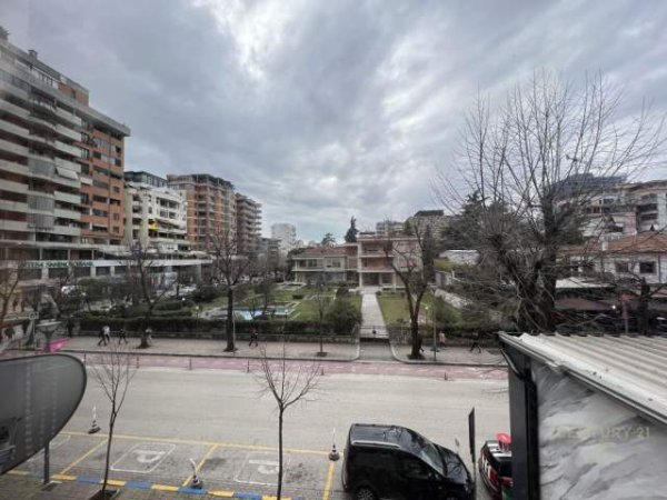 Tirane, jepet me qera ambjent biznesi 2.200 Euro