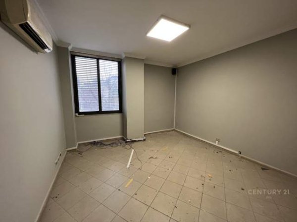 Tirane, jepet me qera ambjent biznesi 2.200 Euro