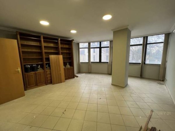 Tirane, jepet me qera ambjent biznesi 2.200 Euro