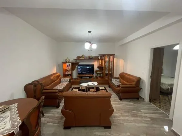 Tirane, jepet me qera apartament 1+1 Kati 3, 89 m² 600 Euro (Qender)