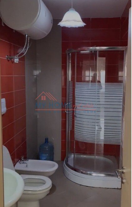 Tirane, jepet me qera zyre Kati 3, 106 m² 550 Euro (farmacia nr 10)