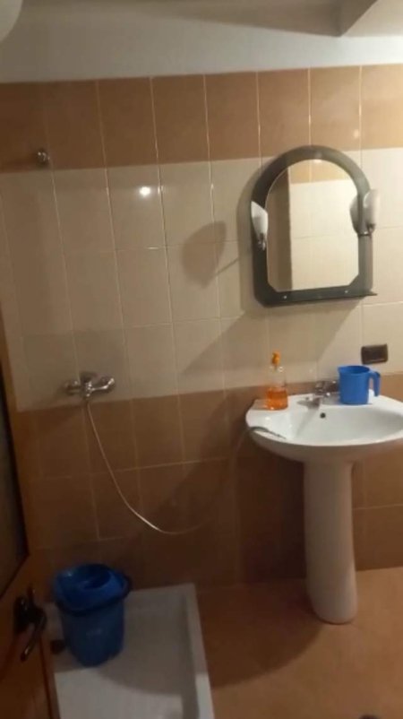 Tirane, jepet me qera apartament 2+1 Kati 1, 90 m² 32.000 Leke (rruga Jordan Misja)