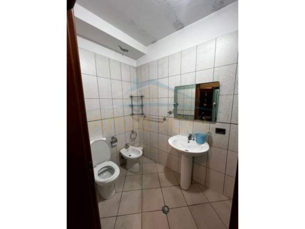 Tirane, jepet me qera apartament 2+1+BLK Kati 6, 134 m² 400 Euro (rruga Frosina Plaku)