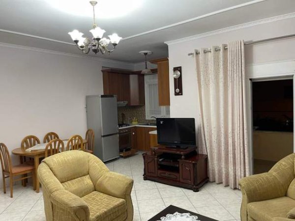 Tirane, jepet me qera Vile 1+1 Kati 2, 70 m² 400 Euro (Konviktetet e Inxhinjerise)