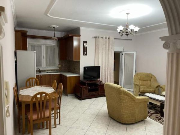 Tirane, jepet me qera Vile 1+1 Kati 2, 70 m² 400 Euro (Konviktetet e Inxhinjerise)
