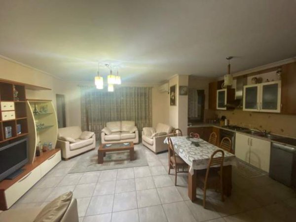 Tirane, jepet me qera apartament 2+1+BLK Kati 10, 95 m² 700 Euro (Rruga e Elbasanit)