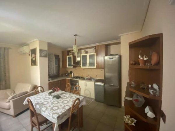 Tirane, jepet me qera apartament 2+1+BLK Kati 10, 95 m² 700 Euro (Rruga e Elbasanit)