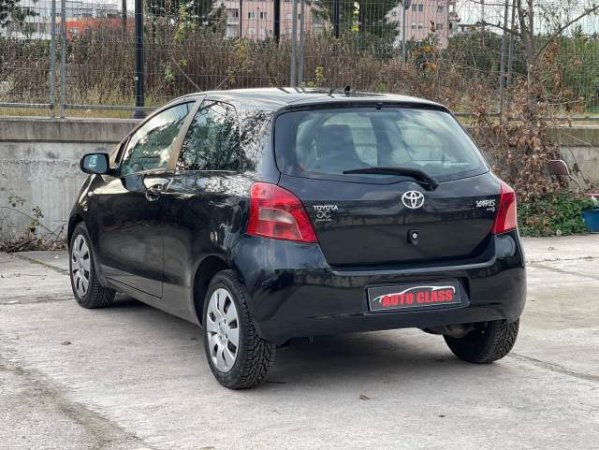 Tirane, shes makine Toyota yaris Viti 2007, 4.200 Euro