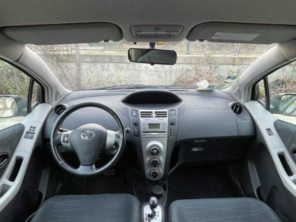 Tirane, shes makine Toyota yaris Viti 2007, 4.200 Euro