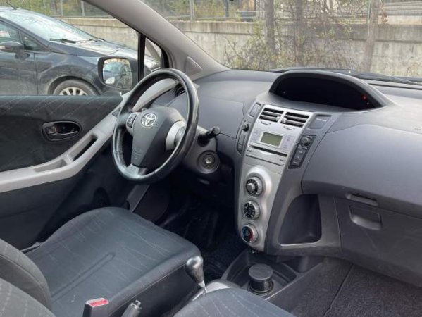 Tirane, shes makine Toyota yaris Viti 2007, 4.200 Euro