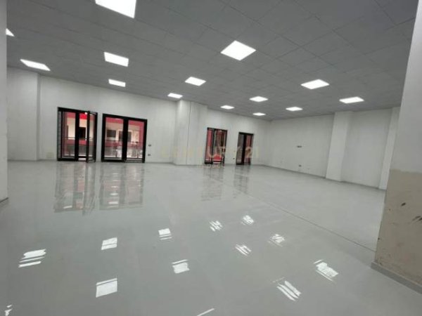 Tirane, jepet me qera ambjent biznesi Kati 1, 296 m² 2.400 Euro (Farmacia 10)