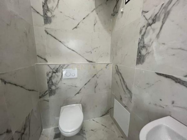 Tirane, jepet me qera ambjent biznesi Kati 1, 296 m² 2.400 Euro (Farmacia 10)