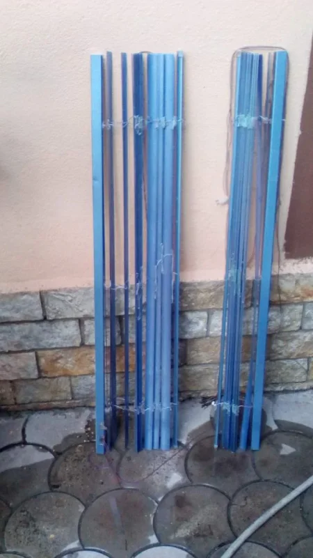 Tirane, shes 2 grila boje qielli per dritare 4.000 Leke