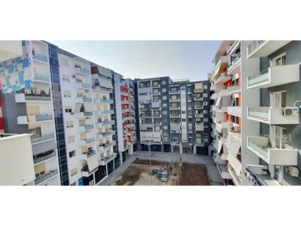 Kompleksi Golden Park shesim apartament 2+1!
