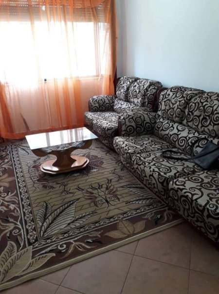 Tirane, jepet me qera apartament 1+1 Kati 1, 35.000 Leke (Rruga 5 Maji)