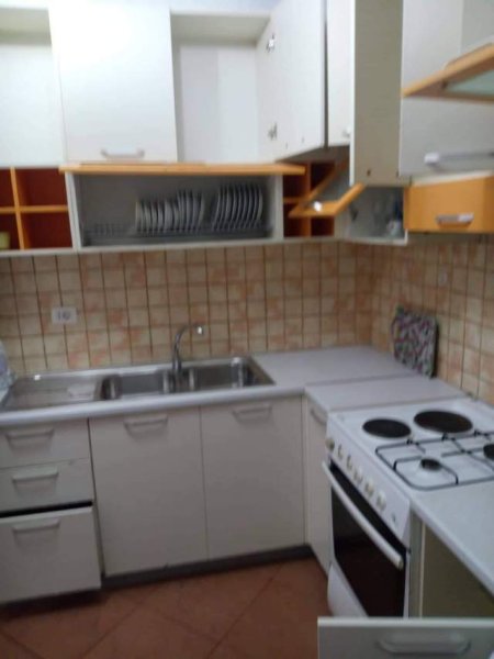 Tirane, jepet me qera apartament 1+1 Kati 1, 35.000 Leke (Rruga 5 Maji)