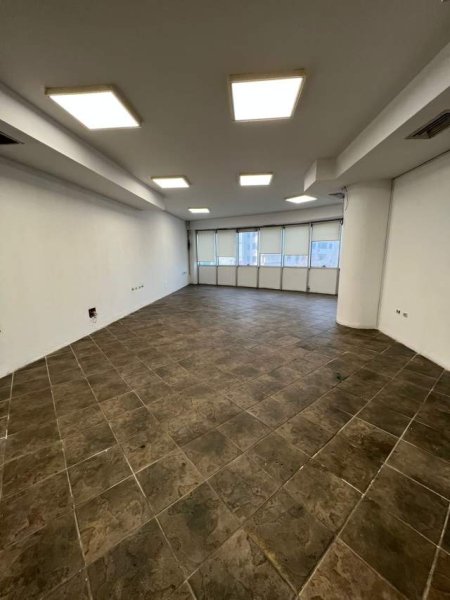 Tirane, jepet me qera ambjent biznesi Kati 4, 300 m² 1.800 Euro (Stacioni i Trenit)