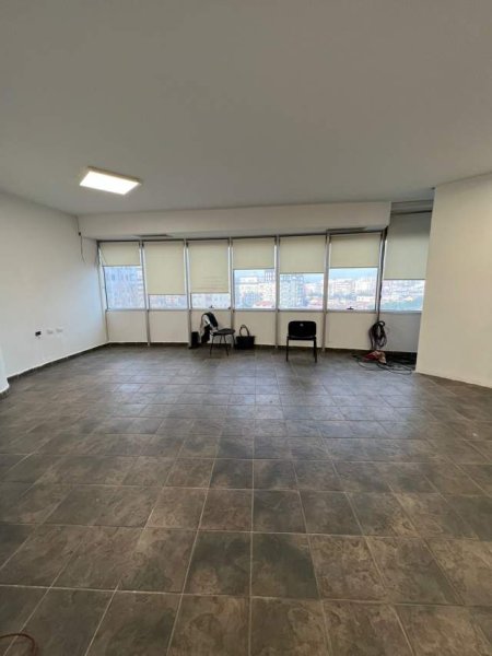 Tirane, jepet me qera ambjent biznesi Kati 4, 300 m² 1.800 Euro (Stacioni i Trenit)