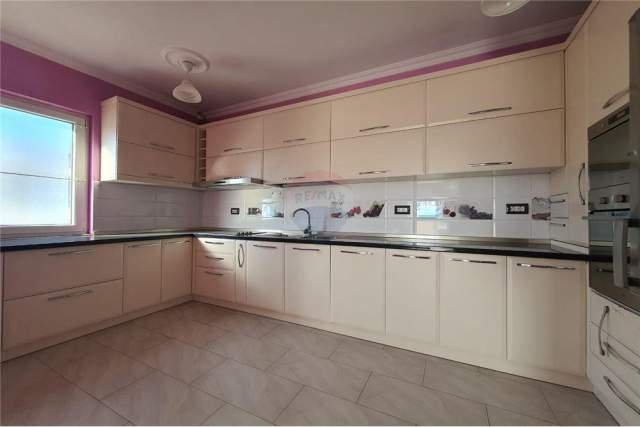 Tirane, shitet apartament 294 m² 360.000 Euro (rruga saraceve)