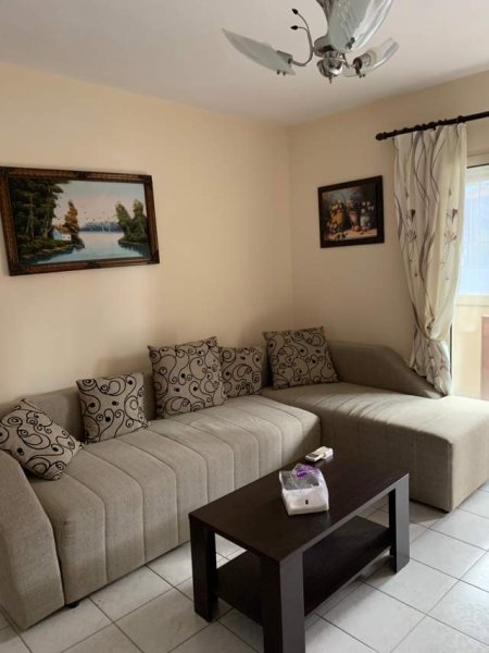 Tirane, jepet me qera apartament 2+1 Kati 1, 85 m² 320 Euro (Prapa Maternitetit, Brryl)