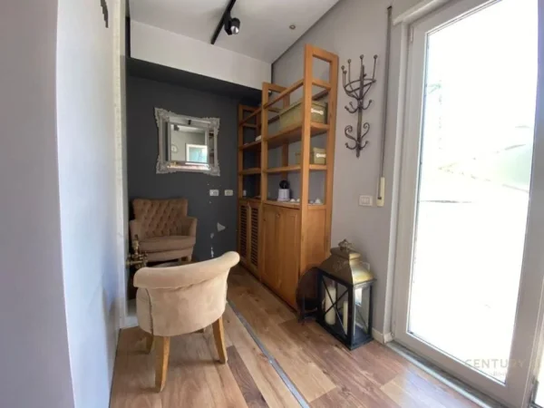 Tirane, jepet me qera ambjent biznesi Kati 1, 108 m² 1.500 € (Don Bosko)