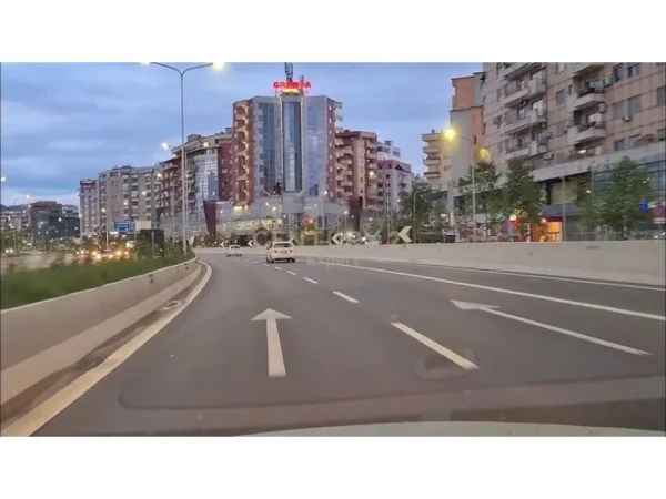 Tirane, jepet me qera ambjent biznesi , 230 m² 36.000 € (Astir)