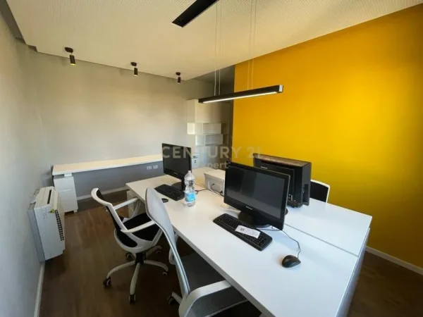 Tirane, jepet me qera ambjent biznesi Kati 12, 167 m² 3.000 € (Ish Blloku)