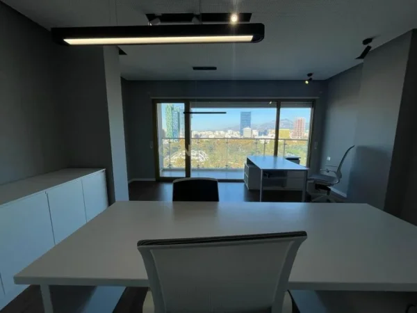 Tirane, jepet me qera ambjent biznesi Kati 12, 167 m² 3.000 € (Ish Blloku)