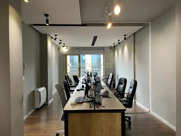 Tirane, jepet me qera ambjent biznesi Kati 12, 167 m² 3.000 € (Ish Blloku)