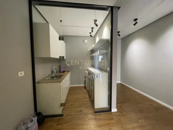 Tirane, jepet me qera ambjent biznesi Kati 12, 167 m² 3.000 € (Ish Blloku)