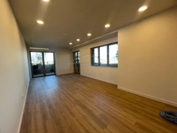 Tirane, jepet me qera zyre Kati 10, 113 m² 2.500 € (Rruga e Elbasanit)