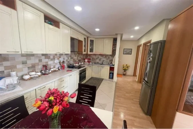 Tirane, jepet me qera apartament 2+1 Kati 7, 95 m² 850 € (Blloku, Garda)
