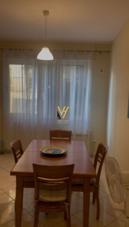 Tirane, jepet me qera apartament 3+1+Ballkon Kati 2, 120 m² 800 € (QENDER)