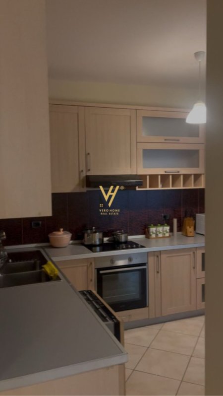 Tirane, jepet me qera apartament 3+1+Ballkon Kati 2, 120 m² 800 € (QENDER)