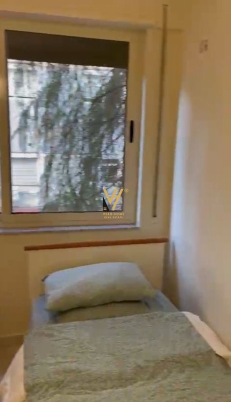 Tirane, jepet me qera apartament 3+1+Ballkon Kati 2, 120 m² 800 € (QENDER)