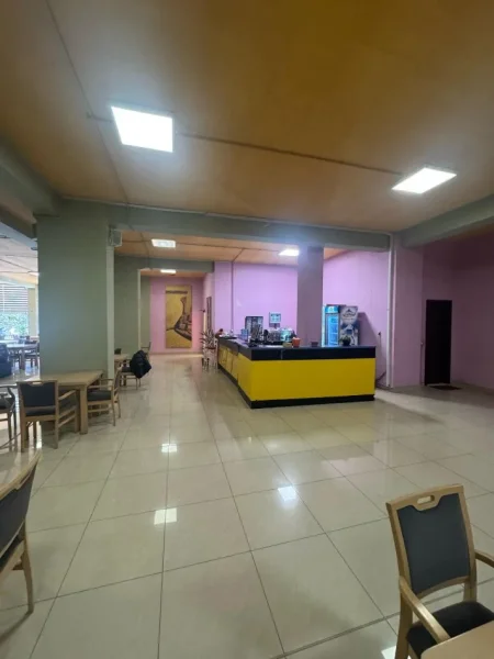 Tirane, jepet me qera lokal Kati 0, 313 m² 2.000 € (Kompleksi Malajzian)