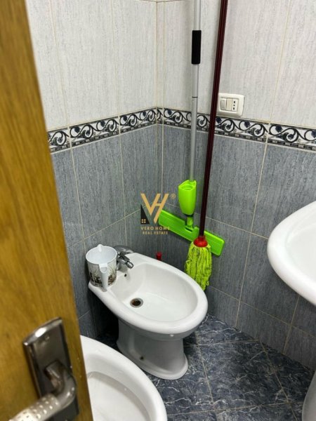 Tirane, jepet me qera apartament 1+1+Ballkon Kati 5, 57 m² 550 € (ISH ESKPOZITA)
