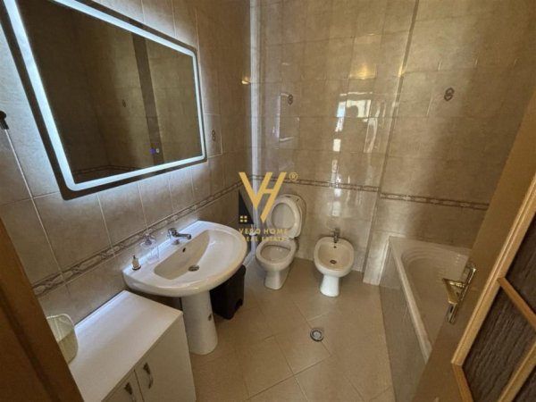 Tirane, jepet me qera apartament 1+1+Ballkon Kati 5, 80 m² 730 € (BLLOK)