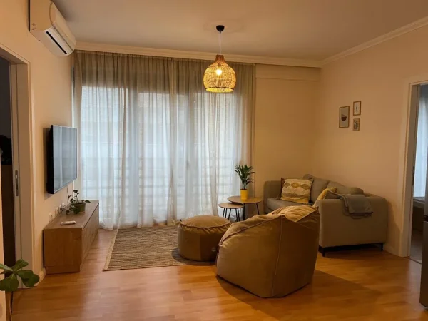 Tirane, jepet me qera apartament 2+1 Kati 4, 80 m² 800 € Xhamlliku