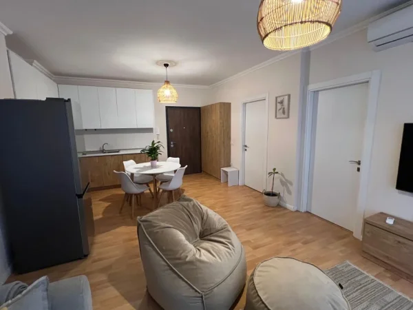 Tirane, jepet me qera apartament 2+1 Kati 4, 80 m² 800 € Xhamlliku