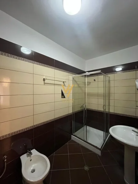 Tirane, shitet apartament 2+1+Ballkon Kati 1, 117 m² 156.000 € (YZBERISHT)