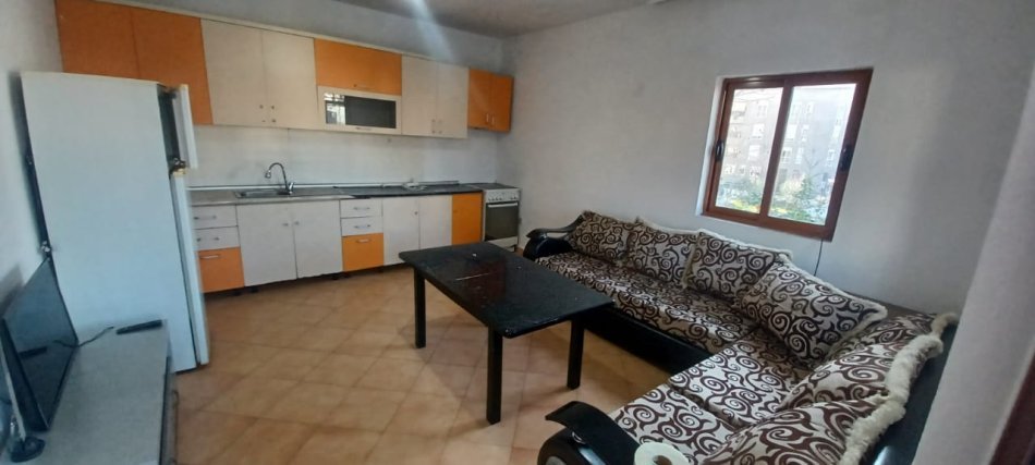 Tirane, jepet me qera Vile 1+1+Ballkon Kati 2, 60 m² 350 € (21 Dhjetori 100 metra poshte Zjarrefikses)