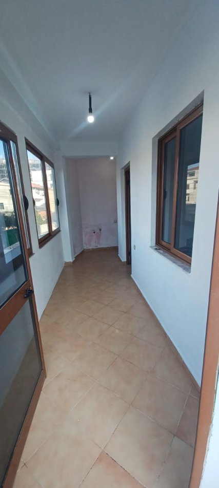 Tirane, jepet me qera Vile 1+1+Ballkon Kati 2, 60 m² 350 € (21 Dhjetori 100 metra poshte Zjarrefikses)