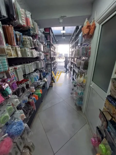 Tirane, jepet me qera dyqan Kati 0, 50 m² 1.200 € (RRUGA E DIBRES)