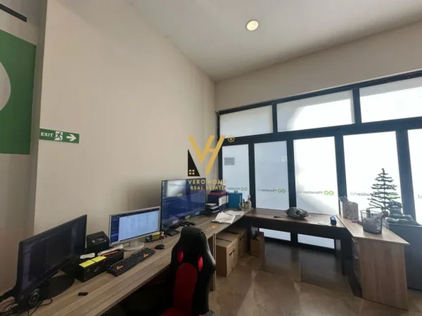 Tirane, shitet dyqan Kati 0, 86 m² 215.000 € (21 DHJETORI)