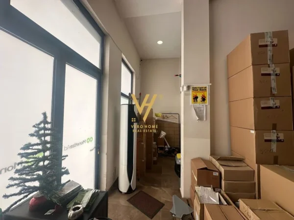 Tirane, shitet dyqan Kati 0, 86 m² 215.000 € (21 DHJETORI)